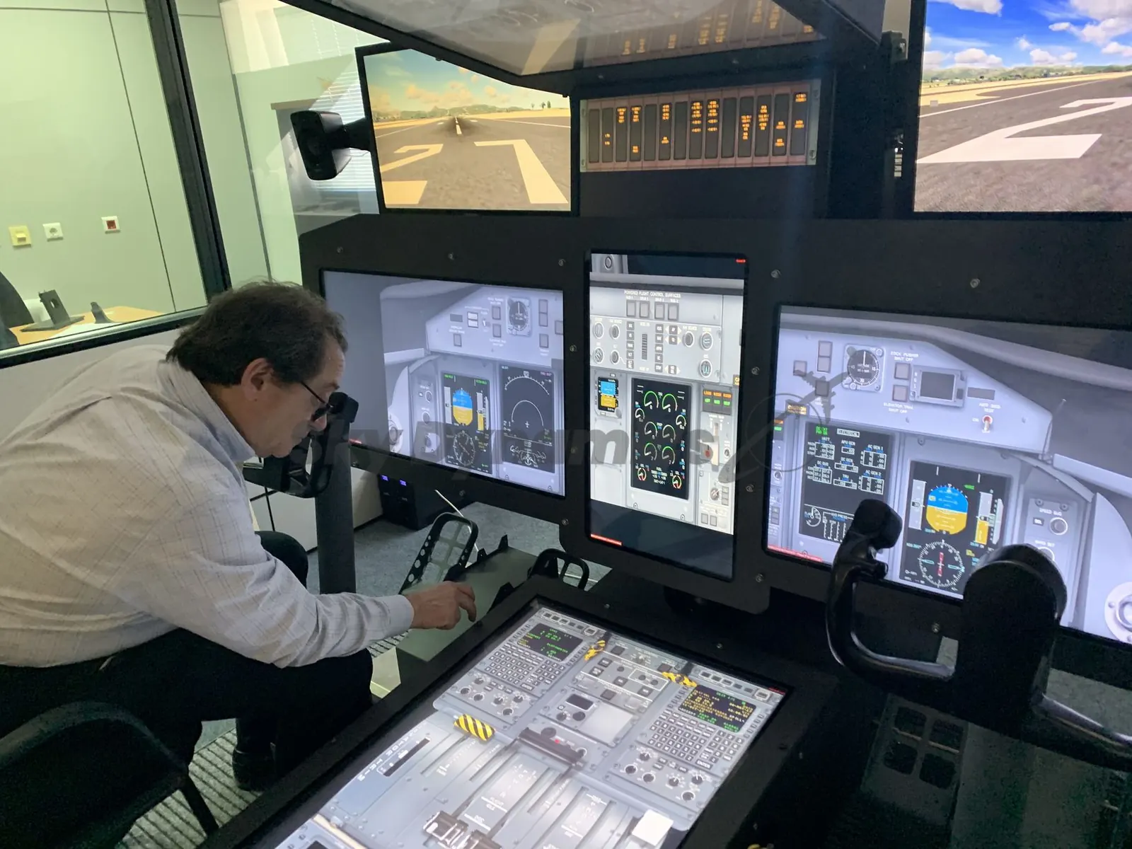 Bombardier Q400 simulator: throttle and centre pedestal