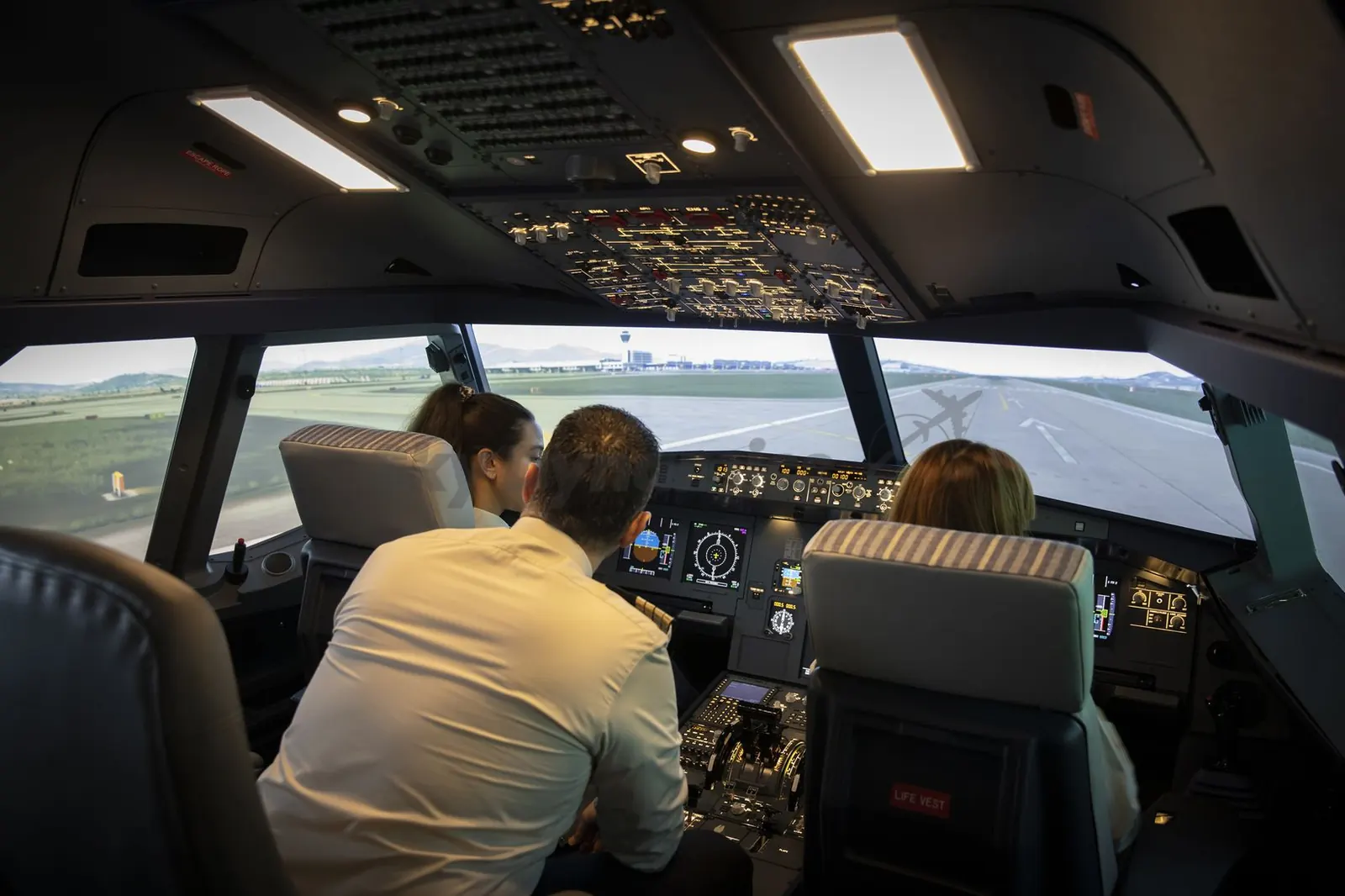 Crew training with an instructor on the SkyDynamics A320 FNPT II simulator