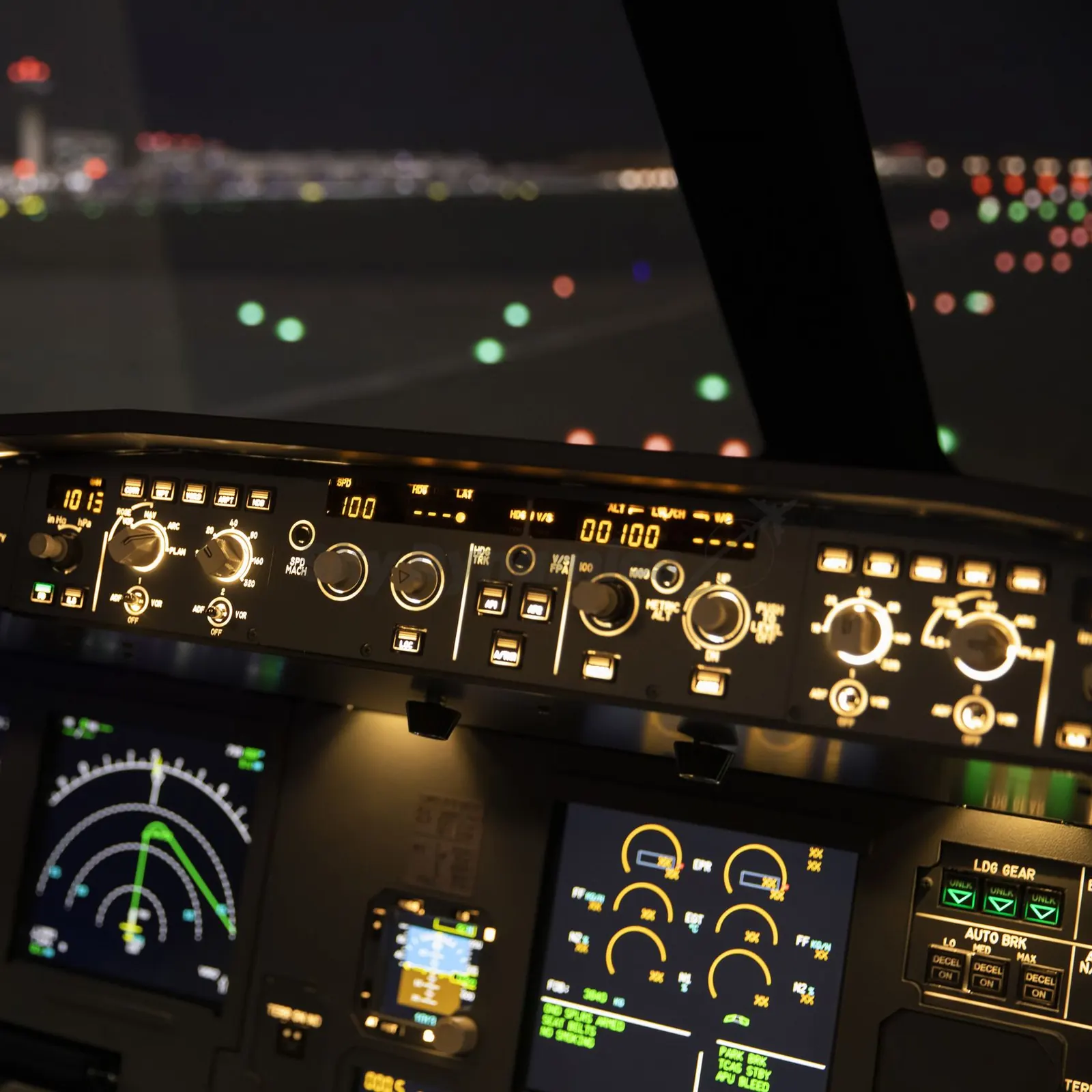 Airbus A320 FNPT II simulator: overhead and glareshield