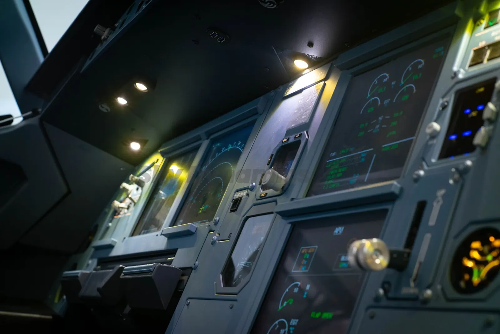 Airbus A320 FNPT II simulator: PFD and ND displays
